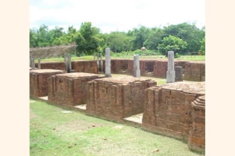 ネトラコナのラジバリ要塞は、史跡を保存するために政府の支援が必要です