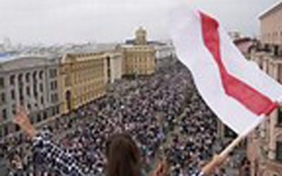 ベラルーシで政府に対して10万人以上の行進