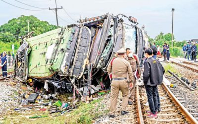 バス、電車の衝突としてタイの寺院旅行で20人が死亡