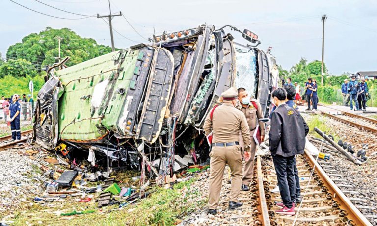 バス、電車の衝突としてタイの寺院旅行で20人が死亡