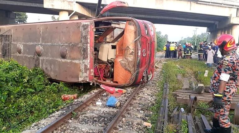 バスと電車が衝突して3人が死亡、11人が負傷