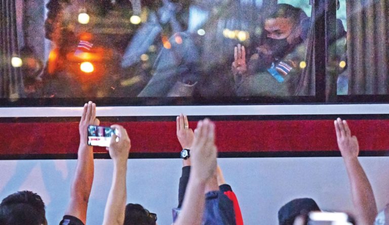 タイの抗議者は衝突後に通りに戻る