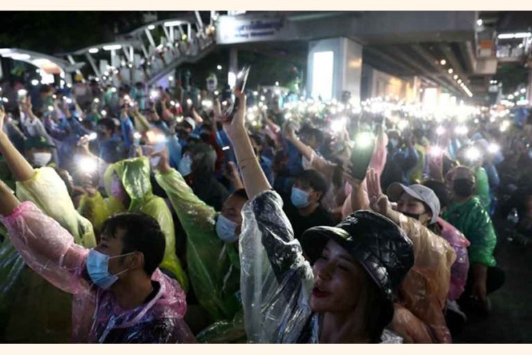 抗議者がバンコクの通りを乗っ取ると、首相は会談を求める