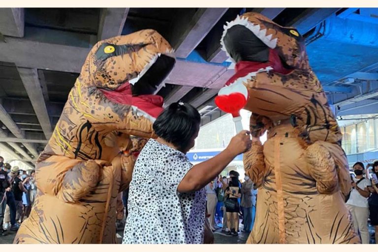 タイの学生が「恐竜」に抗議