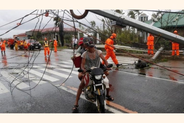 フィリピンは1年で最も強力な嵐に見舞われた