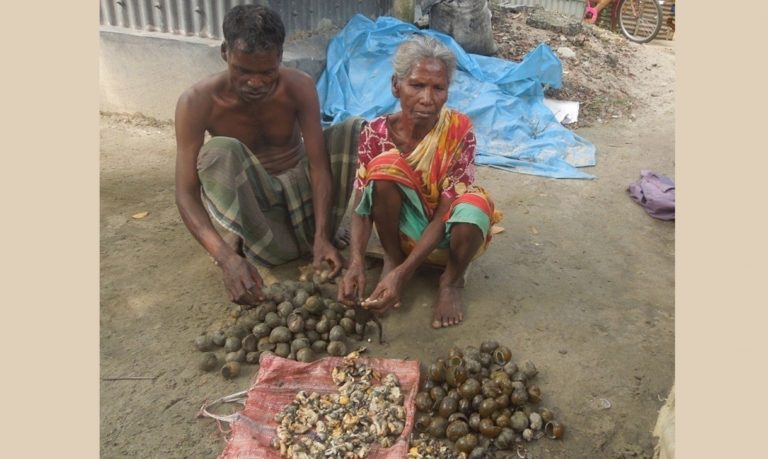 生き残るために苦労している103人の貧困に苦しむ先住民族