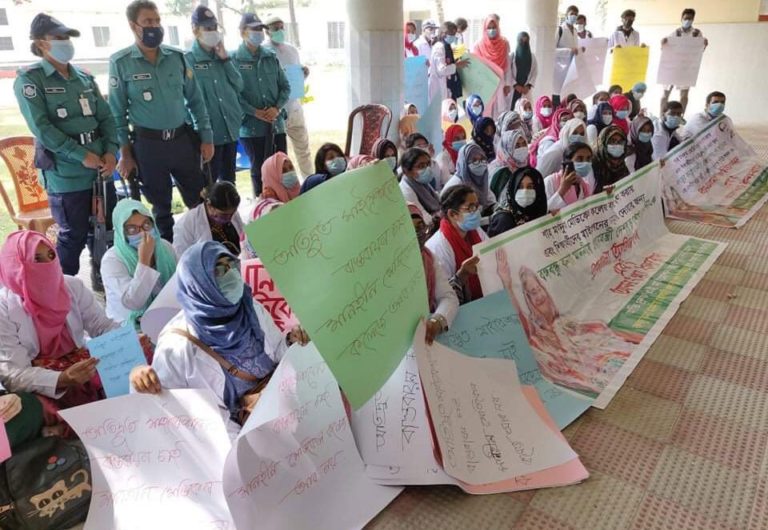 Shah Makhdum Medical College：学生がキャンパス内の仲間への攻撃に抗議