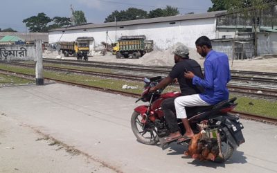 ブリマリ駅のホームで無謀なバイク運転