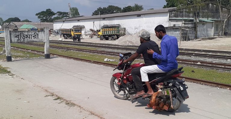 ブリマリ駅のホームで無謀なバイク運転