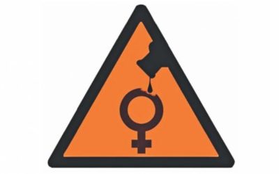 元夫が女性に酸を投げる