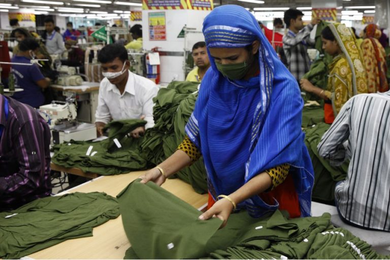 バングラデシュの縫製労働者に力を与える：ヨーロッパの小売業者の未完成の仕事