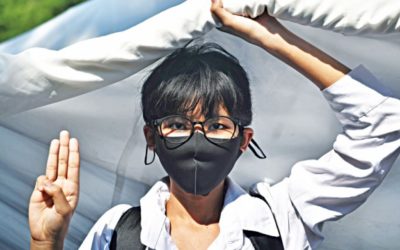 何千人もの抗議者がタイ首相の追放を要求