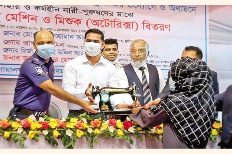 Jamuna Bank Foundation、Nur Mohammed Trustがミシン、自動人力車を配布