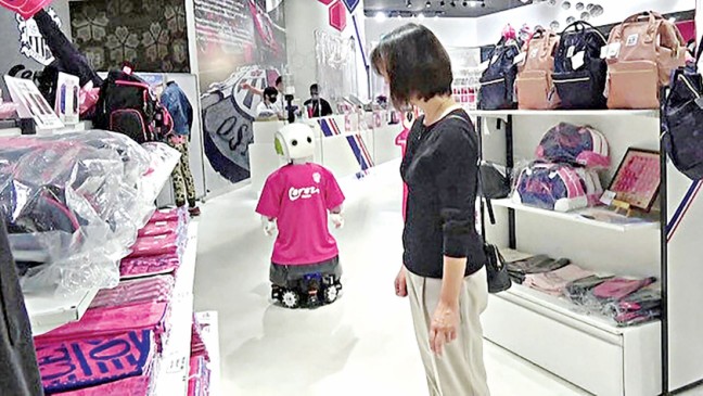 ロボットが日本店でマスク着用、距離を強制