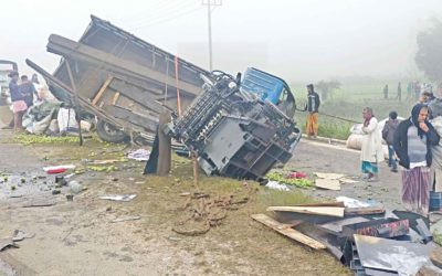 交通事故で5人死亡