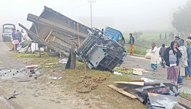 交通事故で5人死亡