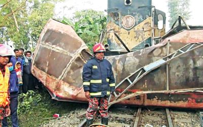 電車とバスの衝突で12人死亡