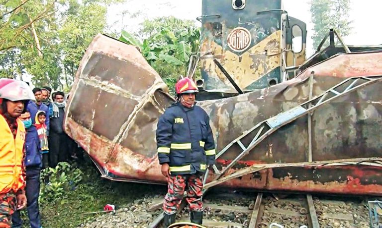 電車とバスの衝突で12人死亡