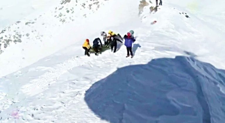 イランで大雪が降った後、少なくとも11人の登山者が死亡した