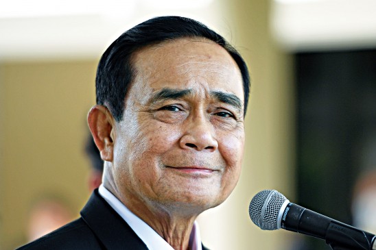 タイ首相が法廷闘争に勝利し、在職する