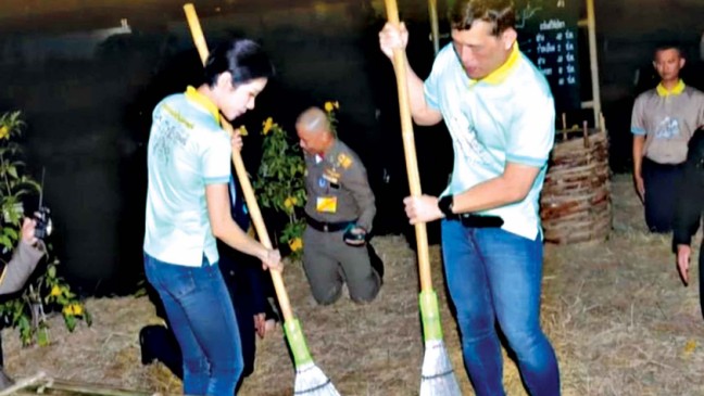 タイの王が刑務所の床を掃除する