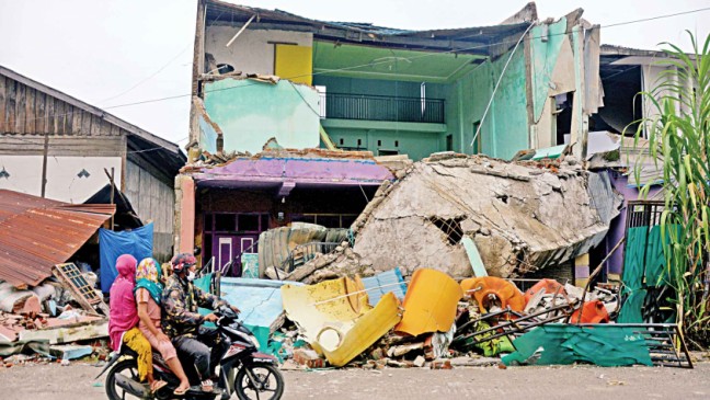 インドネシアの地震による通行料は81に達する