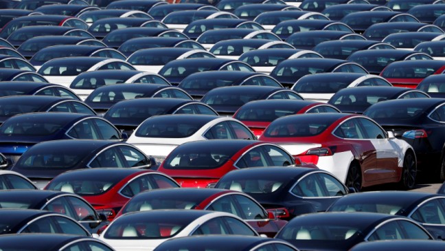 テスラが自動車安全規制当局からの圧力を受けて135,000台の米国車をリコールする