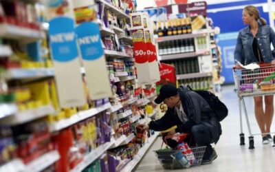 英国の小売売上高は転落し、パンデミックの影響で債務が急増