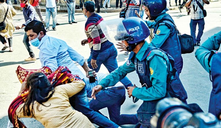 クルナでのBNPラリー：警官による抑制、輸送ストライキ