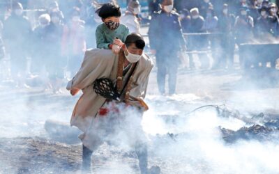 日本の崇拝者は安全を祈るために「火の上を歩く」