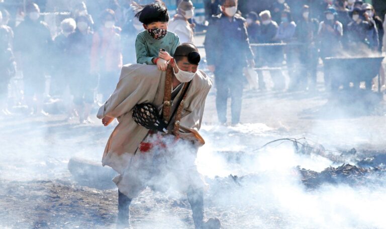 日本の崇拝者は安全を祈るために「火の上を歩く」