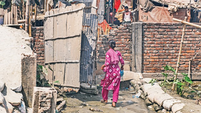 ダッカのスラム街の悲惨な衛生状態：女性はその矢面に立つ