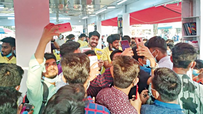 Ekushey Book Fair：若い読者は好きな作家に会うことに興奮しています