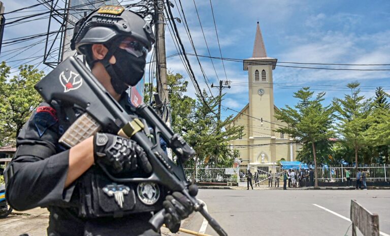 インドネシアの教会での自爆テロの疑い：2人が死亡、14人が負傷