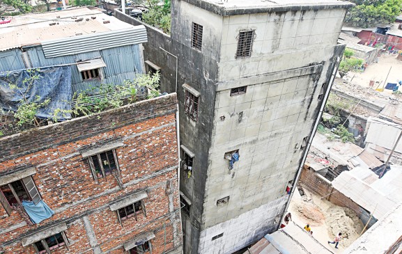 「傾いた」建物の解体がCtgで始まります