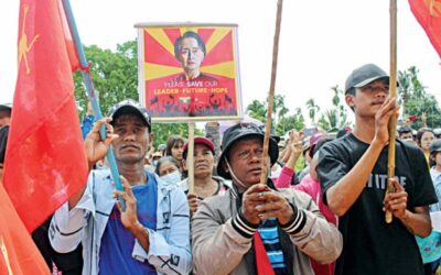 ミャンマーの抗議者が軍事フンタを非難するために拍手