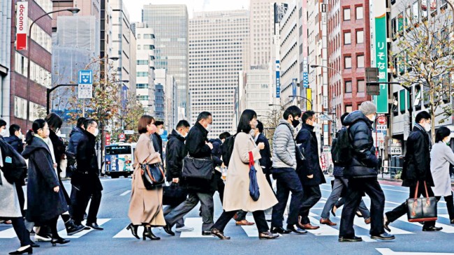 日本経済は低迷し、衰退に転じる