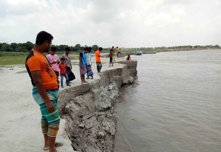 Faridpur Town: 浸食により堤防が危険にさらされる可能性