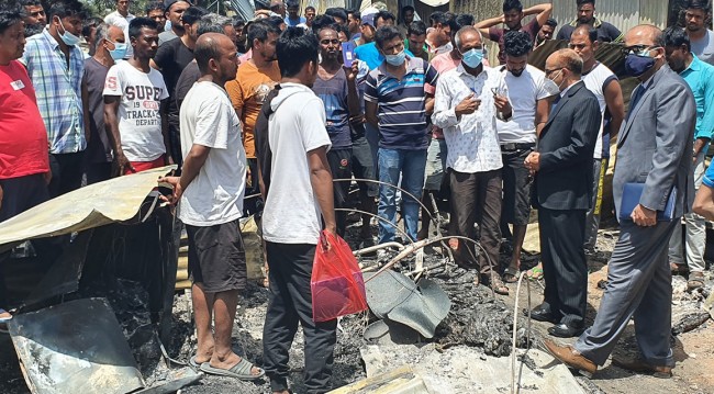 300人のバングラデシュ人がギリシャのキャンプで火事で家を失う