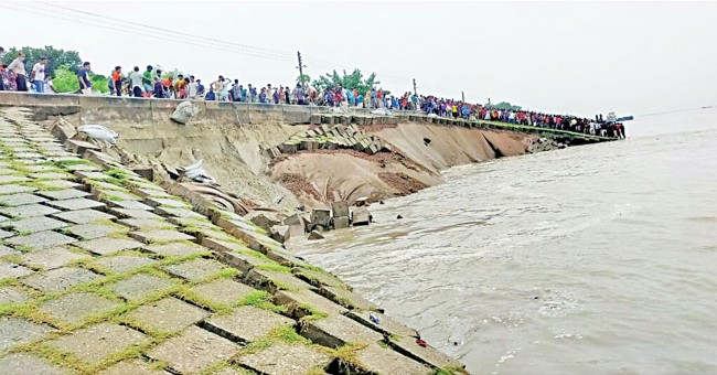 侵食がSirajganjの町の保護堤防に当たる