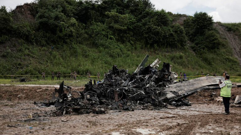 ネパールの飛行機墜落事故で少なくとも18人が死亡、当局発表