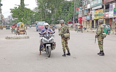 陸軍兵士がバイクの運転手を身体検査する