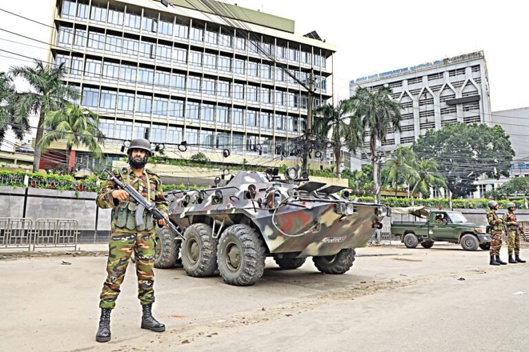 バングラデシュ銀行の外にはバングラデシュ軍の車両が警備に当たっている