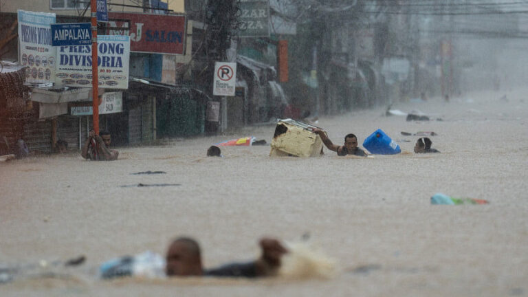 台風ガエミが台湾を直撃、2人死亡、中国沿岸へ向かう