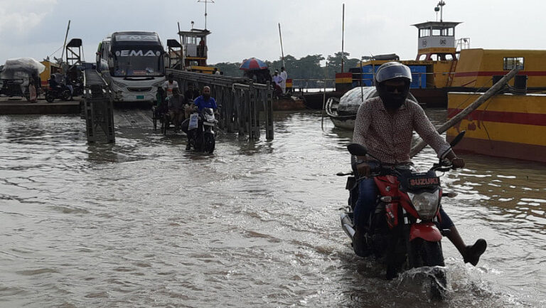 道路が津波で浸水し人々が被害に