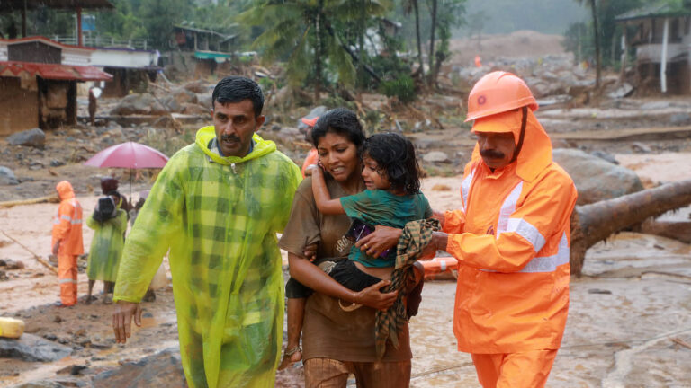 ケララ州の土砂崩れ：死者44人に、数百人行方不明