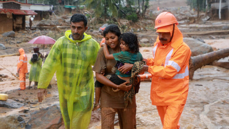 インドで土砂崩れ、45人死亡、数人が閉じ込められる恐れ