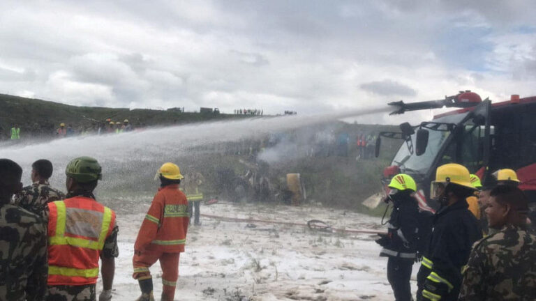 ネパールで飛行機墜落、19人乗って数人死亡