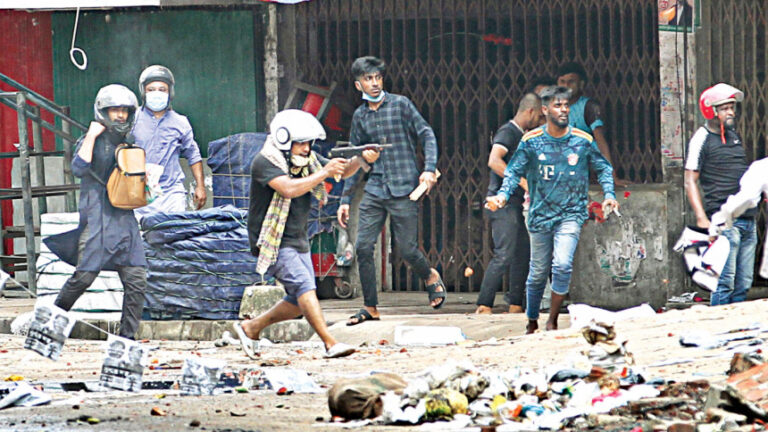 国内で暴力が蔓延し、少なくとも93人が死亡