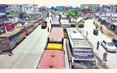 バロヤルハット市エリアに長い車の列ができる